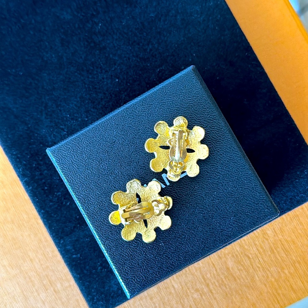 Chanel RARE 24k Gold Plated Clip on Earrings with Box in Excellent Condition - Picture 4 of 8
